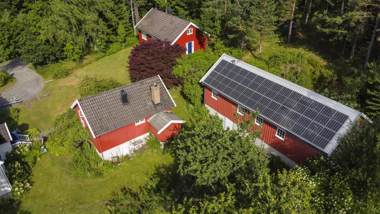 Bygning med solcelleanlegg på taket