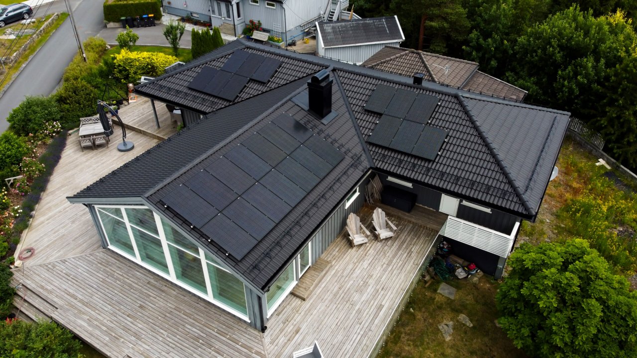 Hus med solcellepanel på taket