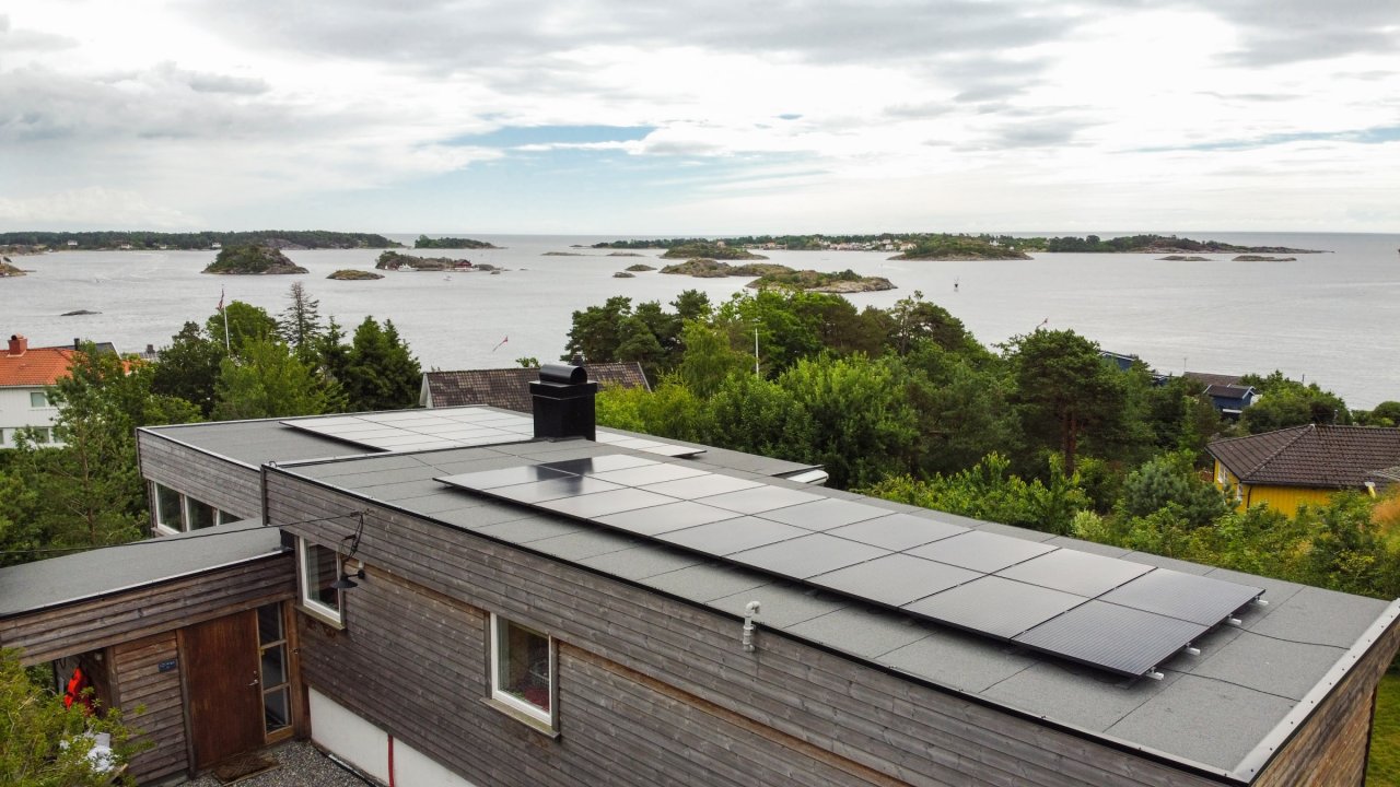 Flattak med solceller på taket, ved sjøen
